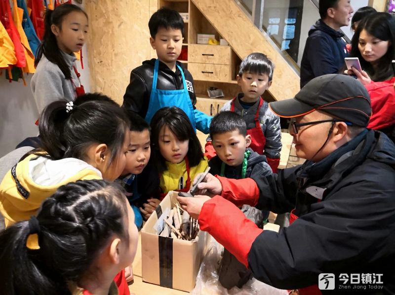 西津渡游客络绎不绝,镇江特色"太平泥叫叫"引人驻足