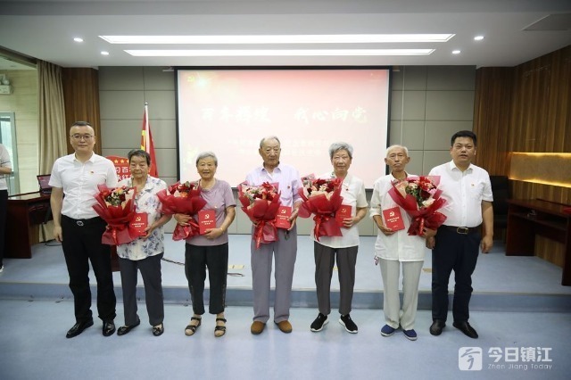 为老党员颁发"光荣在党50年"纪念章仪式上,五凤口社区党委书记孙正斌